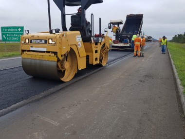 BR-101 tem trabalhos de melhorias no pavimento, em Maracaj&aacute;