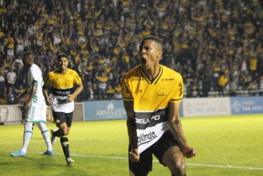 Crici&uacute;ma E.C. vence Chapecoense e fica a cinco pontos do G-4 na S&eacute;rie B