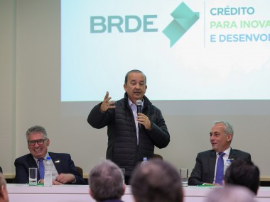 Klein&uuml;bing e Mauro Mariani s&atilde;o empossados no BRDE por Jorginho Mello