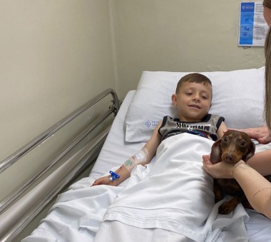 Visita de cachorrinha traz alegria aos pacientes do HSJos&eacute; em Crici&uacute;ma (SC)