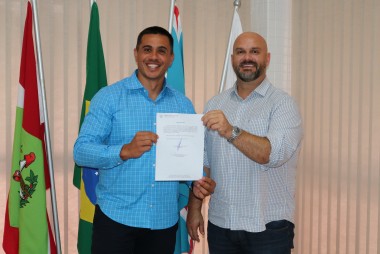 Douglas Minatto &eacute; nomeado diretor da C&acirc;mara Municipal de I&ccedil;ara (SC)