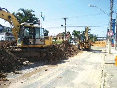 Obra na avenida deixa tr&aacute;fego em meia pista