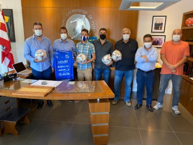 Dirigentes do Carav&aacute;ggio Futebol Clube de Nova Veneza visitam a FCF
