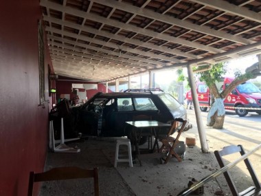 Veículo de Içara invade restaurante após colisão com caminhão em Jaguaruna