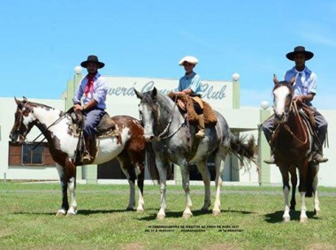Come&ccedil;a montagem de estrutura para o Rodeio do Caver&aacute;