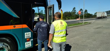 Campanha em favor do uso do cinto de segurança em ônibus na BR-101
