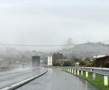 CCR ViaCosteira orienta motoristas sobre os cuidados ao dirigir com pista molhada