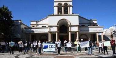 Comerciantes e comerci&aacute;rios protestam ap&oacute;s prolongamento de quarentena