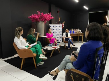 Pluralidade de pap&eacute;is na vida da mulher re&uacute;ne comerciantes durante talk