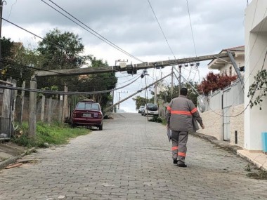 Ciclone em SC: Celesc restabelece 95% do sistema el&eacute;trico catarinense 