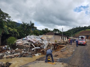 Produtores rurais atingidos pela enxurrada no Alto Vale do Itaja&iacute; recebem ajuda
