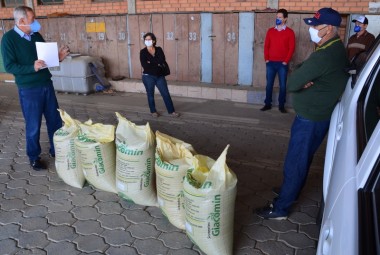 Equipe do Programa de pastagem de inverno distribui sementes em Cocal do Sul