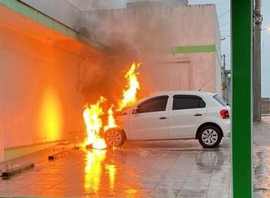 Bombeiros de Içara (SC) usam 1,5 mil litros de água para apagar incêndio em carro
