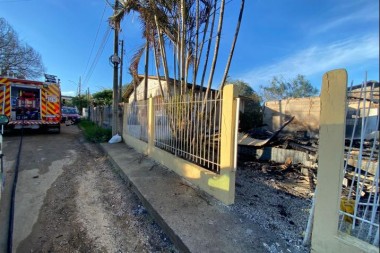 Mulher morre carbonizada em inc&ecirc;ndio em resid&ecirc;ncia no Bairro Liri em I&ccedil;ara (SC)