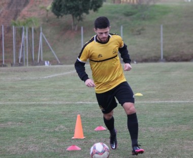 Jogadores participam de treino visando confronto com o Oeste em SP