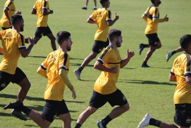 Grupo de jogadores do Crici&uacute;ma voltam aos treinos no CT