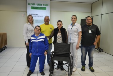 SESI doa cadeira de rodas à Apae de Cocal do Sul