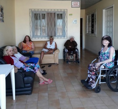 A esperan&ccedil;a de uma P&aacute;scoa mais feliz aos idosos