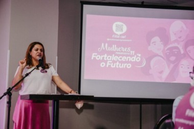 Referência na política Dalvânia compartilha experiência com Mulheres Progressistas
