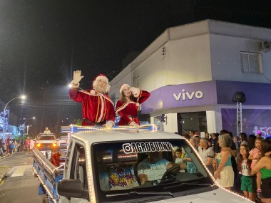 Desfile de Natal pelas ruas do Centro encanta os içarenses