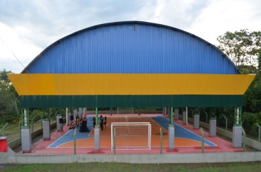 Sider&oacute;polis inaugura quadra esportiva da escola Aurora P&eacute;terle