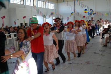 Tarde de folia diverte idosos durante carnaval de inverno