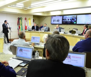 Projeto que veda participa&ccedil;&atilde;o de vereador em cargo &eacute; rejeitado