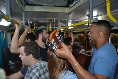 Flash Mob leva música aos passageiros do transporte coletivo de Criciúma