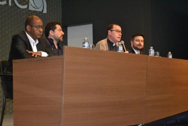 M&eacute;dico e l&iacute;deres religiosos debatem sobre a vida
