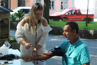 Sa&uacute;de &eacute; levada &agrave; Pra&ccedil;a Anita Garibaldi em Urussanga