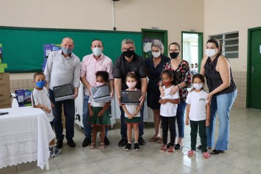 Governo de Forquilhinha entrega 925 notebooks para auxiliar na aprendizagem