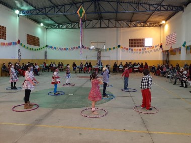 Dire&ccedil;&atilde;o da Escola Maria Arlete Lodetti promove festa julina para alunos