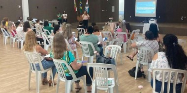 Forma&ccedil;&atilde;o continuada de diretoras escolares inicia com homenagem