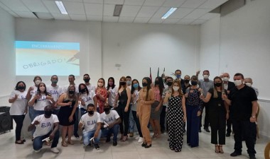 Alunos recebem diploma do programa de Educa&ccedil;&atilde;o de Jovens e Adultos 