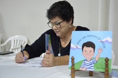Escritora criciumense lan&ccedil;a o livro &ldquo;Bruno: um menino especial&rdquo;