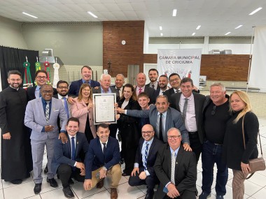  Estev&atilde;o Pierini recebe mo&ccedil;&atilde;o de aplausos e celebra lan&ccedil;amento de livr