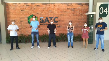 Satc entrega m&aacute;scaras faciais a profissionais da sa&uacute;de de Crici&uacute;ma