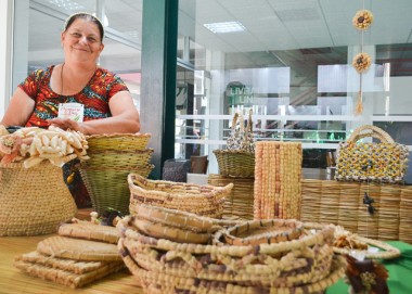 Dona Eraclides traz a paix&atilde;o pela natureza e pelo artesanato