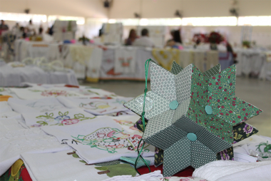 Auras promove exposi&ccedil;&atilde;o com trabalhos dos grupos de m&atilde;es e idosos de Urussanga