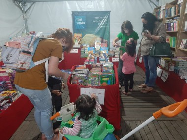 Festival Liter&aacute;rio em I&ccedil;ara inicia com apresenta&ccedil;&atilde;o cultural e venda de livros