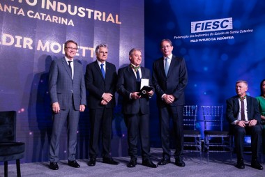 Empresário Valdir Moretto recebe a Ordem do Mérito Industrial da Fiesc