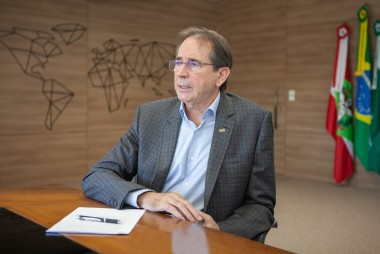 "N&atilde;o podemos perder o rumo do desenvolvimento" diz presidente da Fiesc