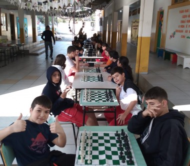 Escola Maria Arlete Lodetti promove 2&ordf; etapa do Festival de Xadrez