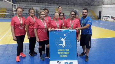 Atletas do v&ocirc;lei adaptado de I&ccedil;ara s&atilde;o campe&atilde;s do microrregional