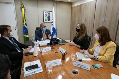 Governadora leva demandas de Santa Catarina ao ministro da Saúde em DF