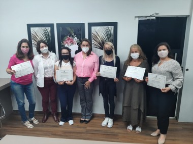 Governo de I&ccedil;ara entrega diploma a servidoras rec&eacute;m aposentadas