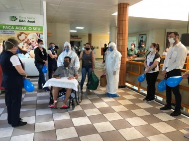 Paciente transferido de Chapecó para o Hospital São José recebeu alta 