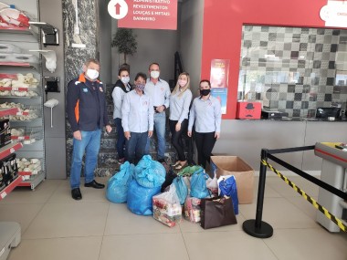 CRAS de Esplanada recebe doações de roupas e alimentos de funcionários da JR