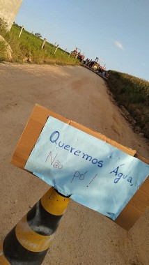 Moradores cansados da poeira bloquearam a estrada geral no Bairro Lombas