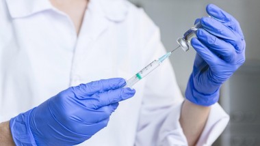Vacinação para as pessoas com 28 anos ou mais ocorre no pavilhão da Fai